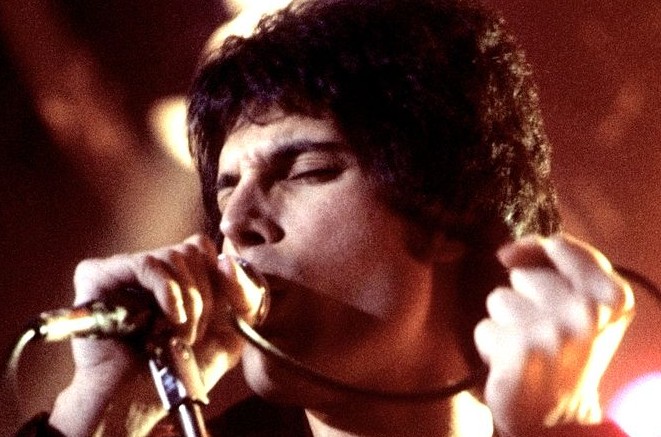 665px-Freddie_Mercury_performing_in_New_Haven,_CT,_November_1978_cropped